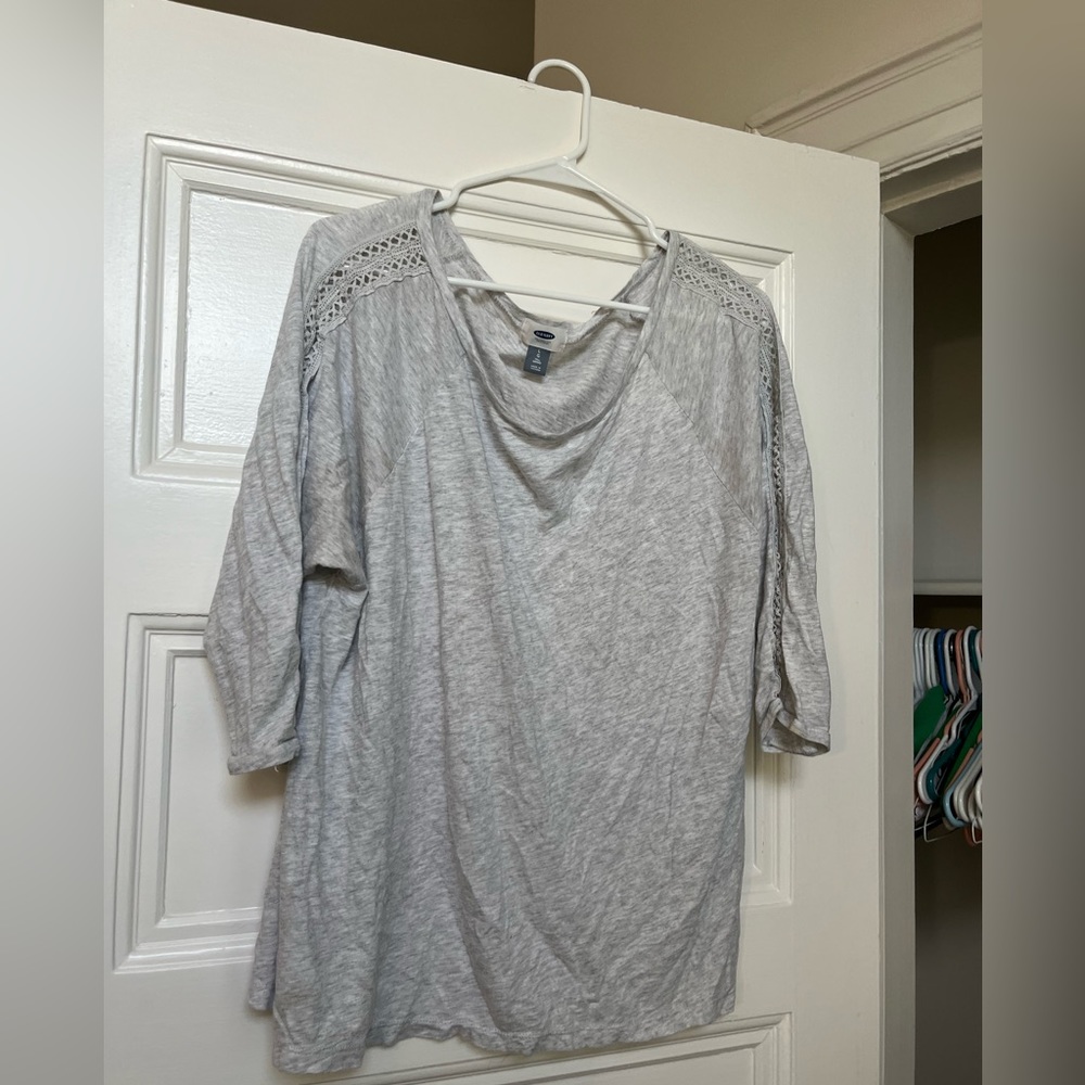 Gray mid-sleeve shirt